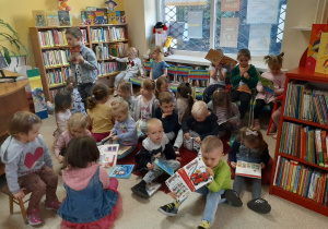 Dzieci ogladają książeczki w bibliotece
